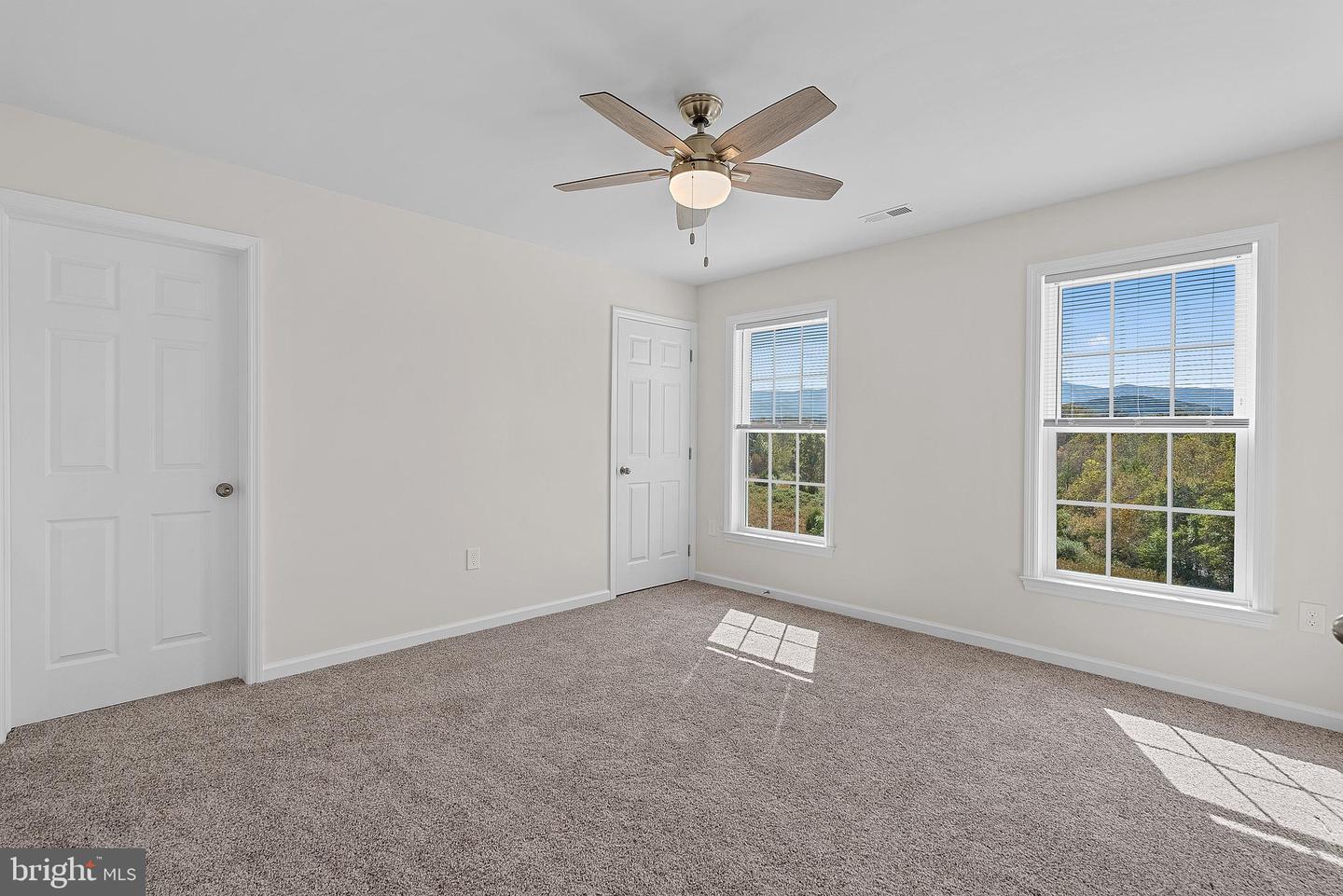 100 Holiday Ct