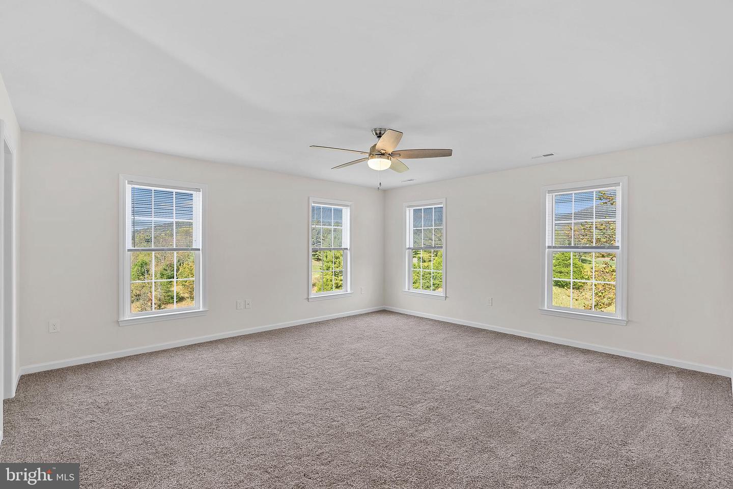100 Holiday Ct