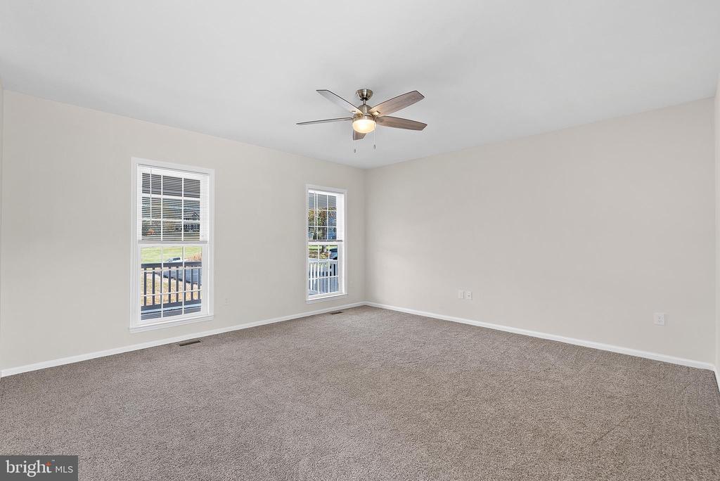 100 HOLIDAY CT