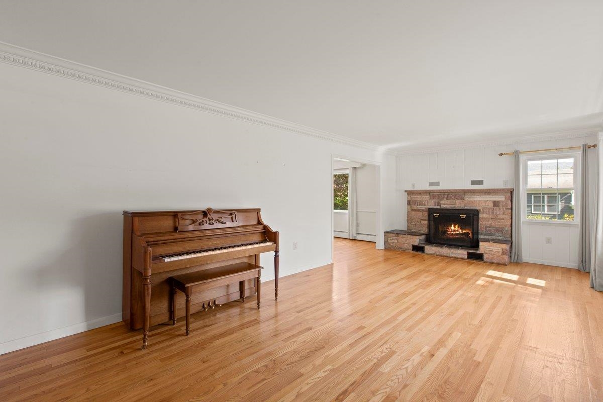 320 Crescent Boulevard