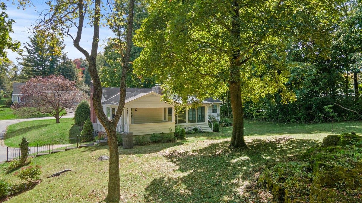 320 Crescent Boulevard