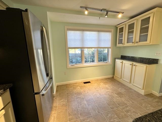 18 Colonial Square Unit: 18