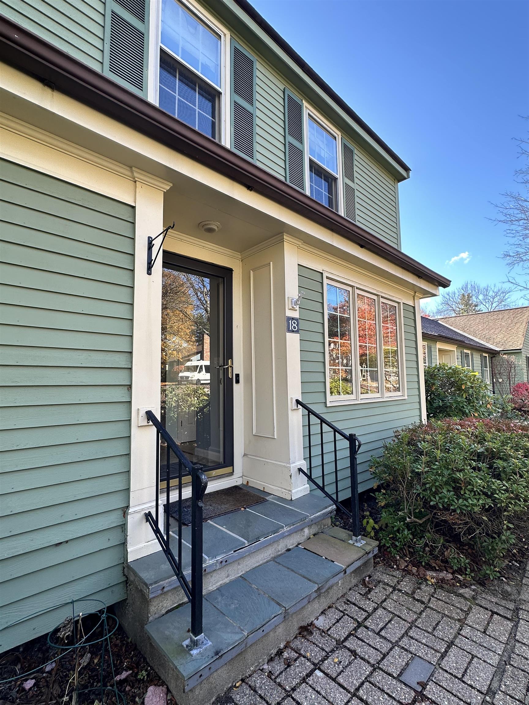 18 Colonial Square Unit: 18