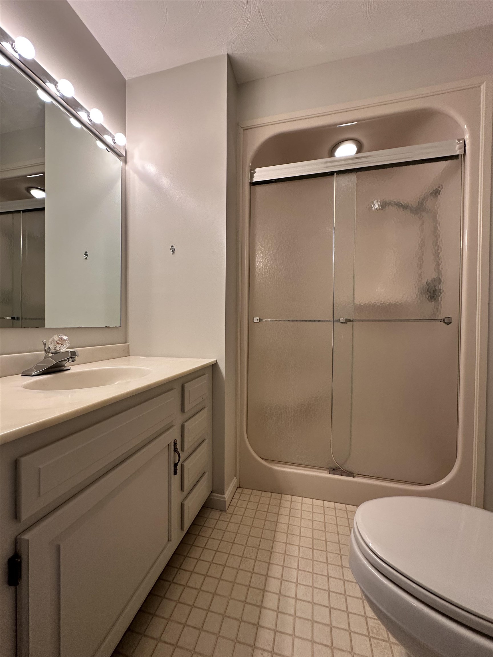 18 Colonial Square Unit: 18