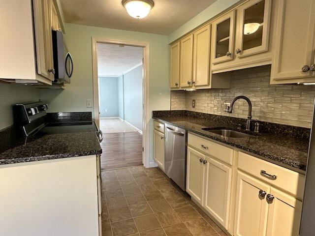 18 Colonial Square Unit: 18