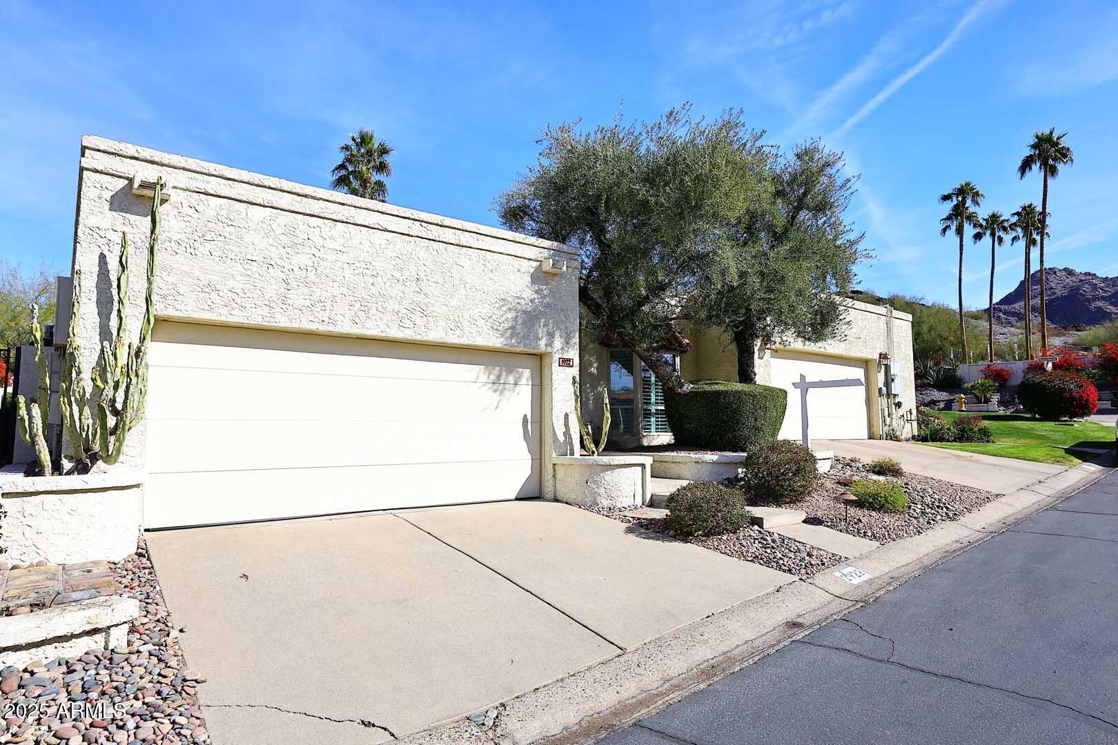 1922 E LANE Avenue