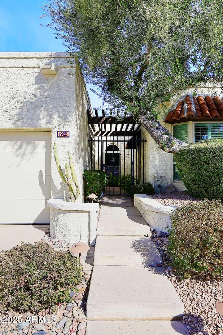 1922 E LANE Avenue