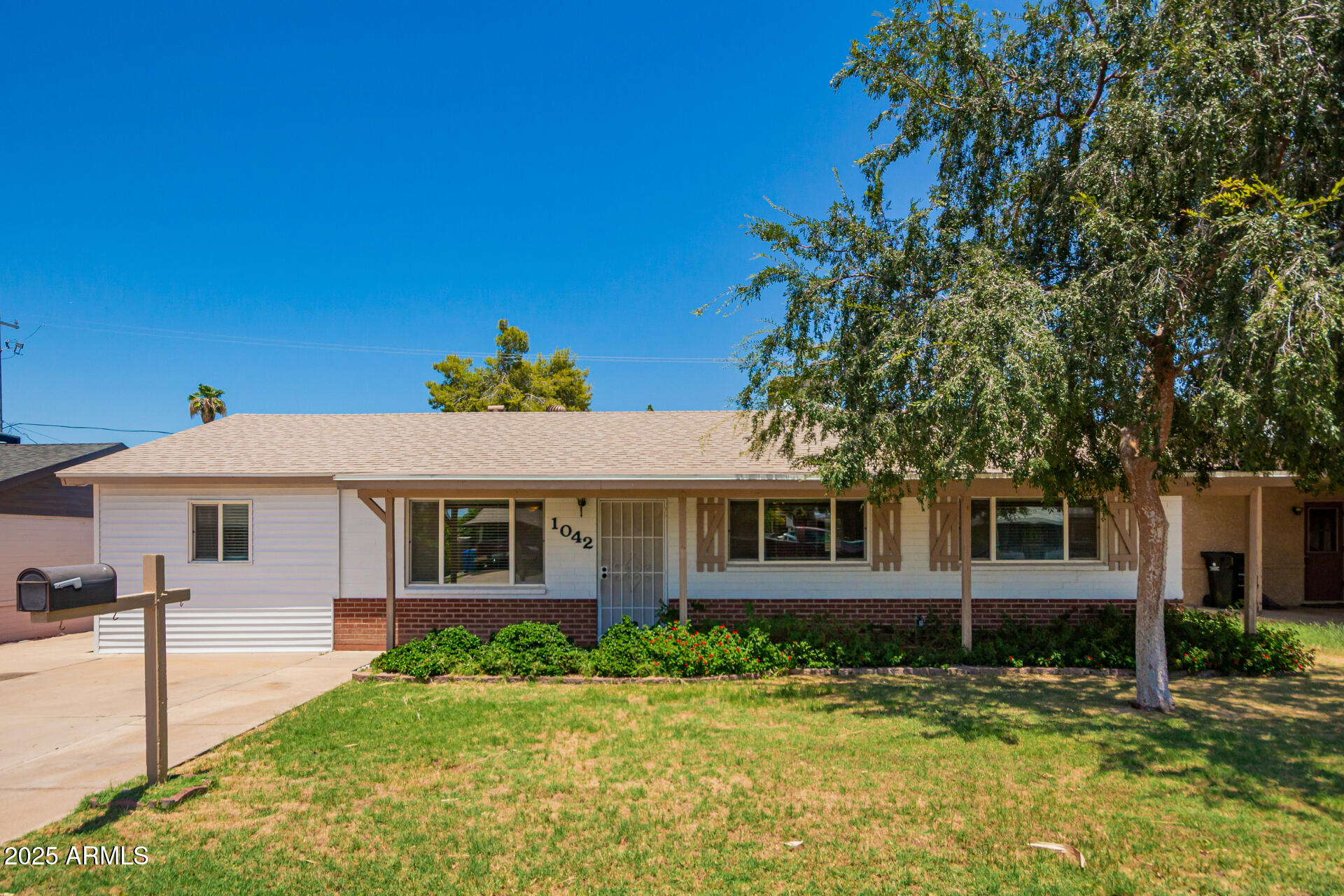 1042 E EL CAMINO Drive
