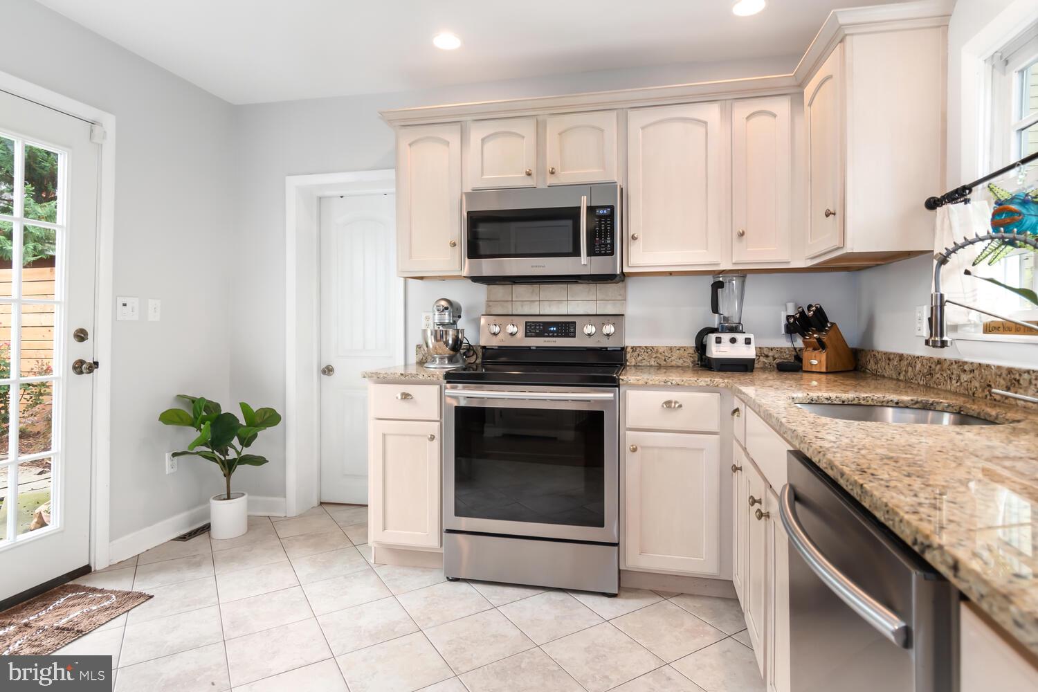 102 Talbot Ln