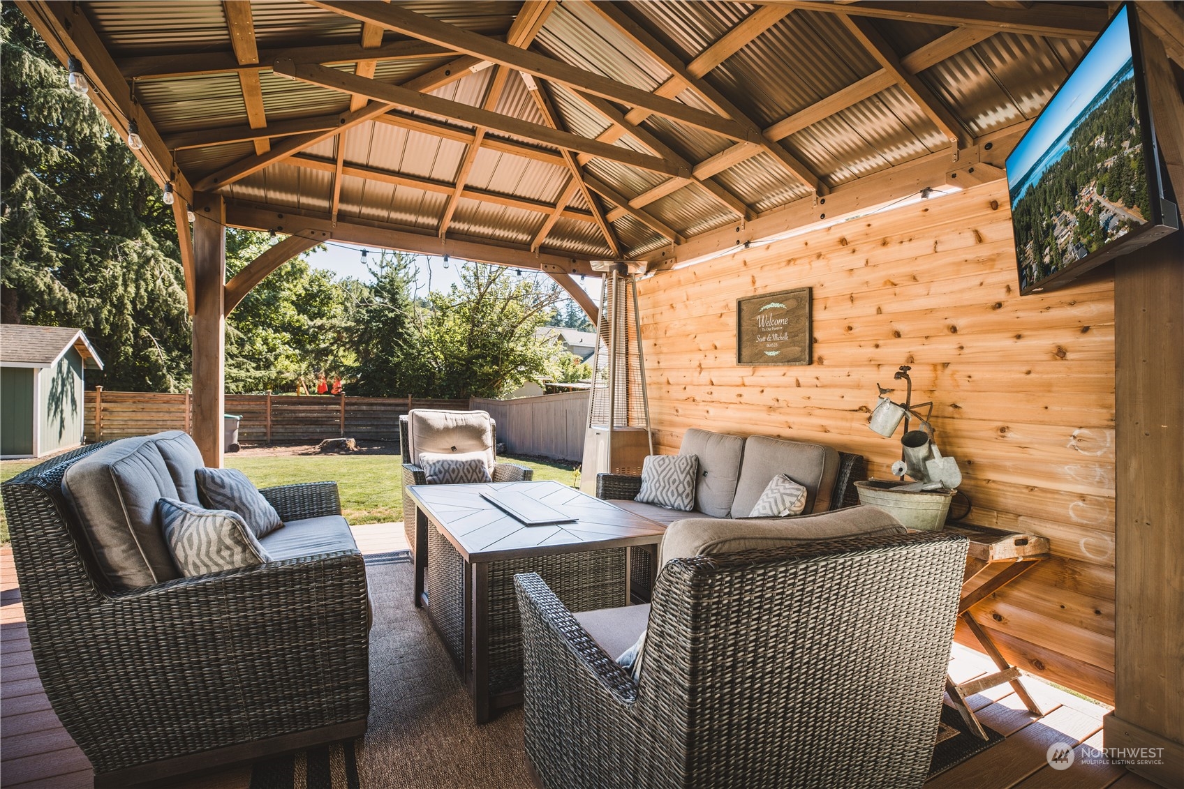 2565 Erlands Point Road NW