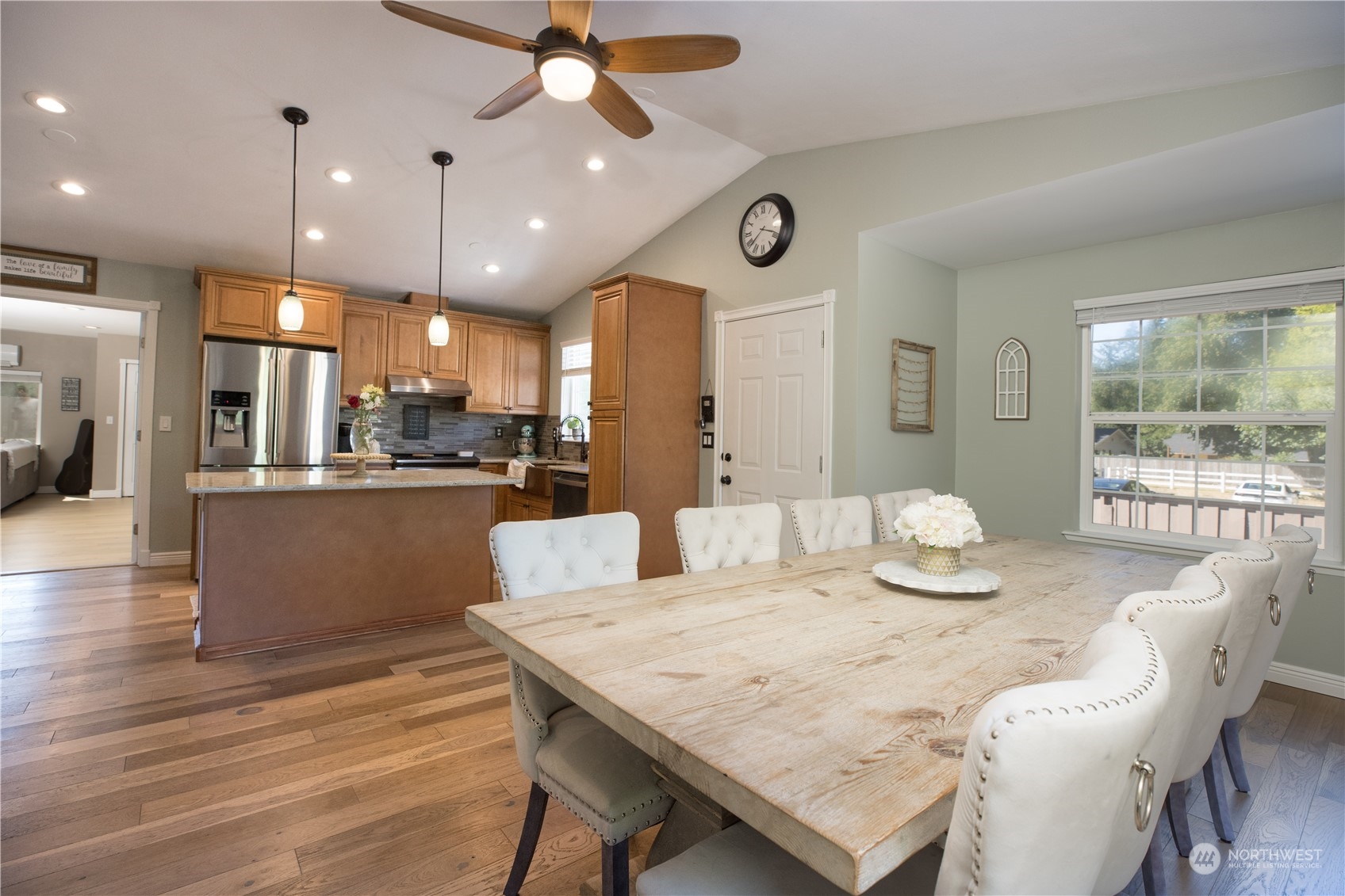 2565 Erlands Point Road NW