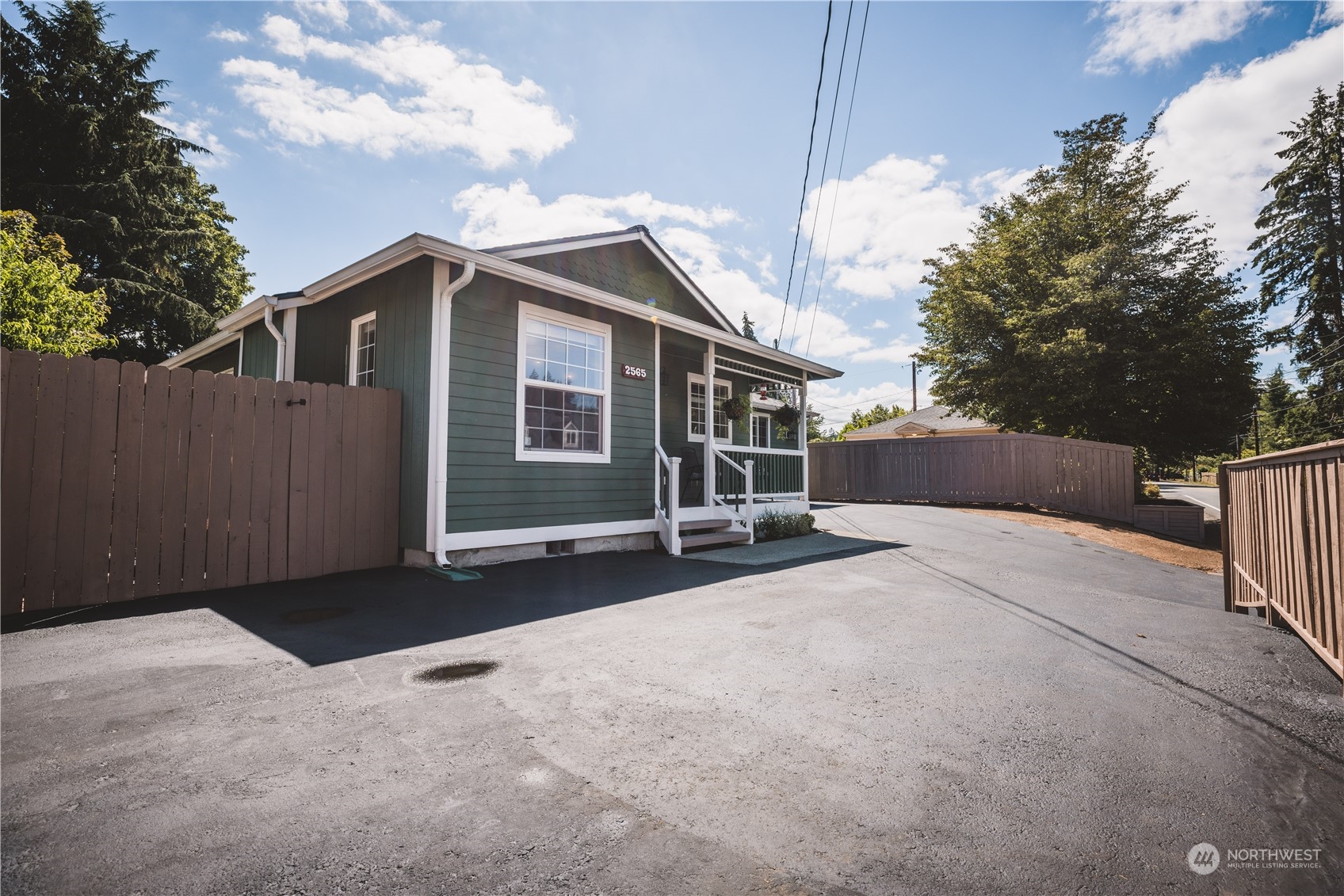 2565 Erlands Point Road NW