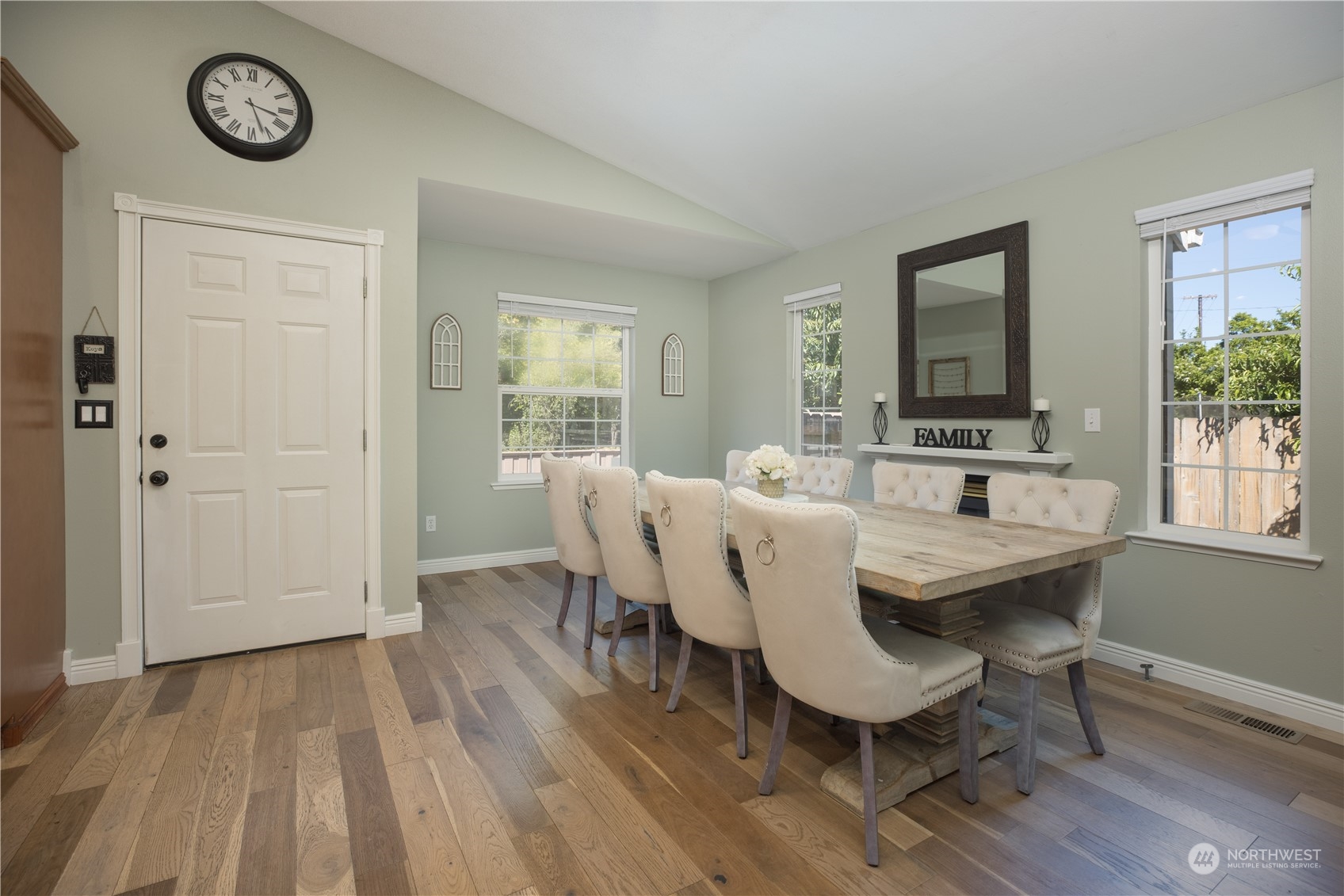 2565 Erlands Point Road NW