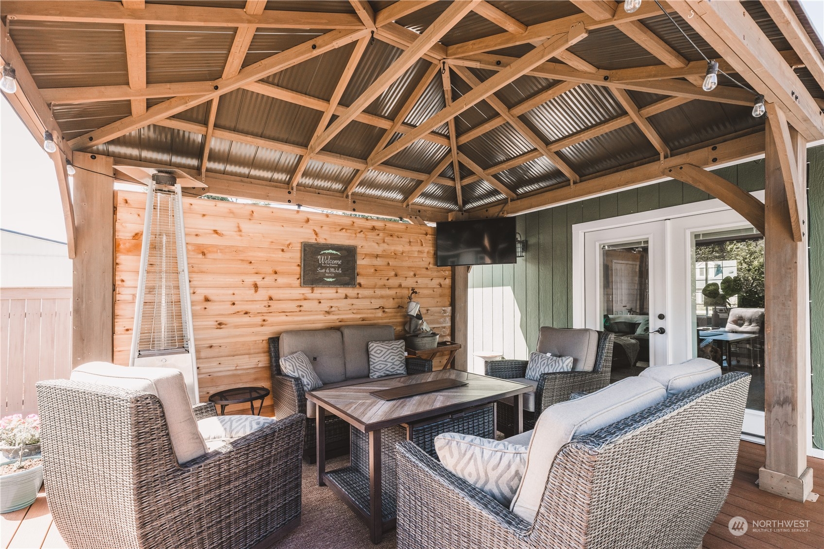 2565 Erlands Point Road NW