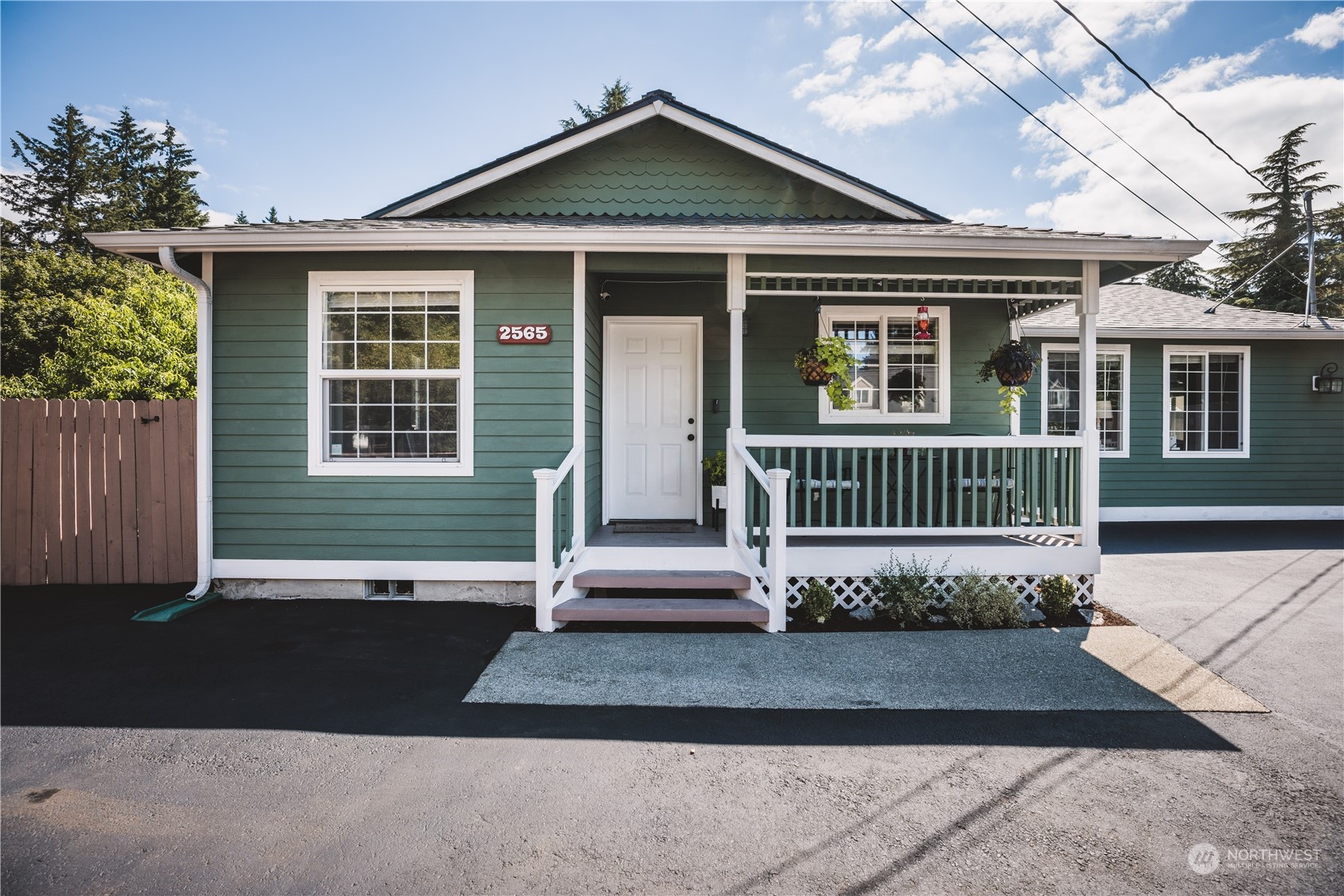 2565 Erlands Point Road NW