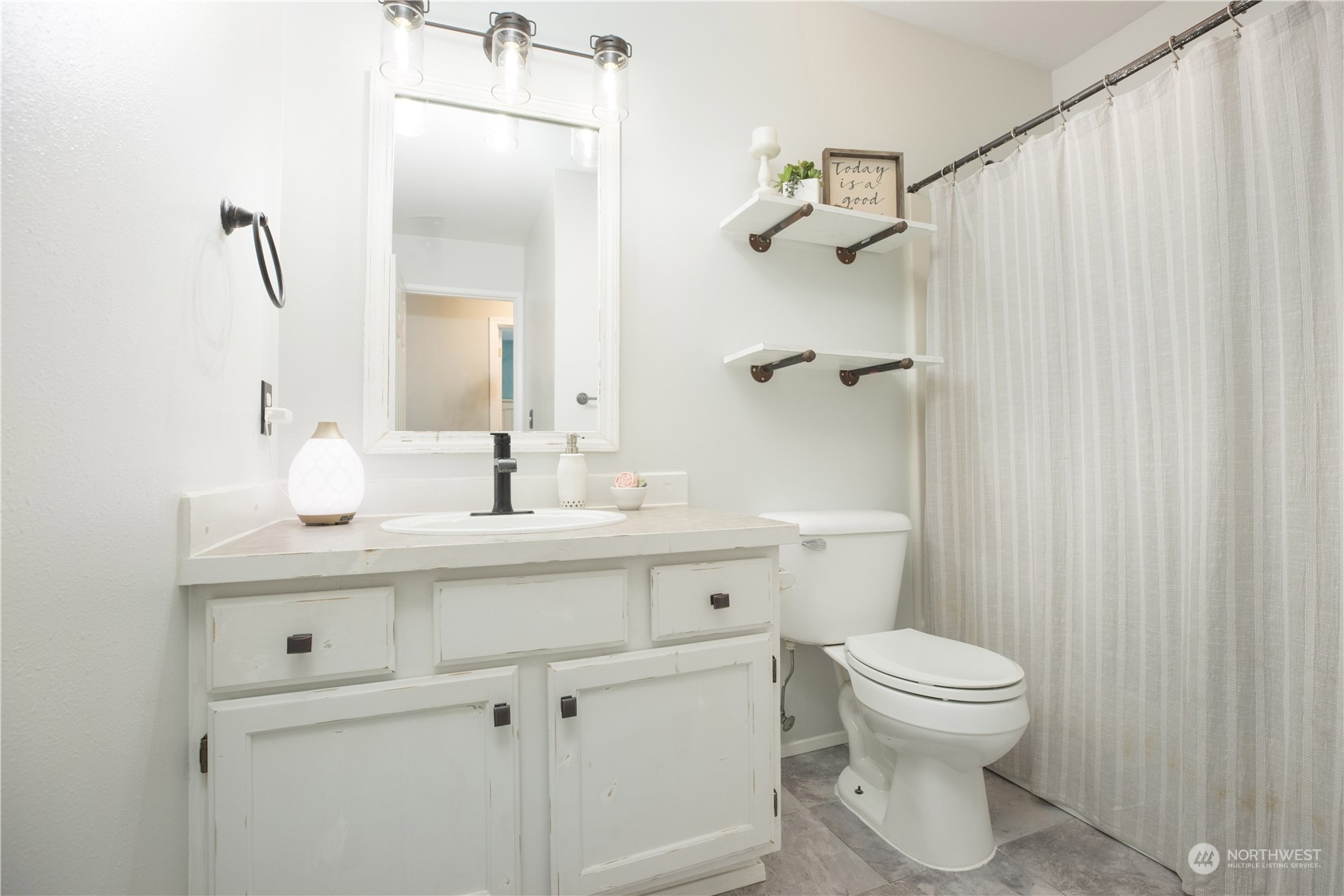 2565 Erlands Point Road NW