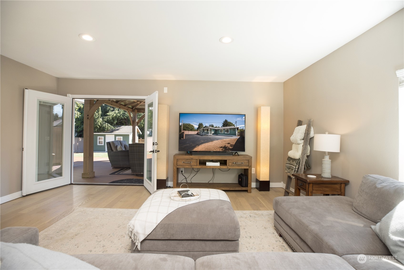 2565 Erlands Point Road NW