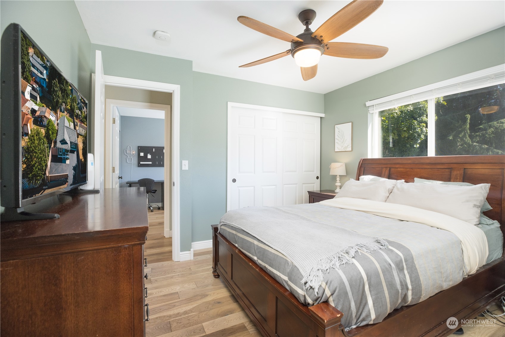 2565 Erlands Point Road NW