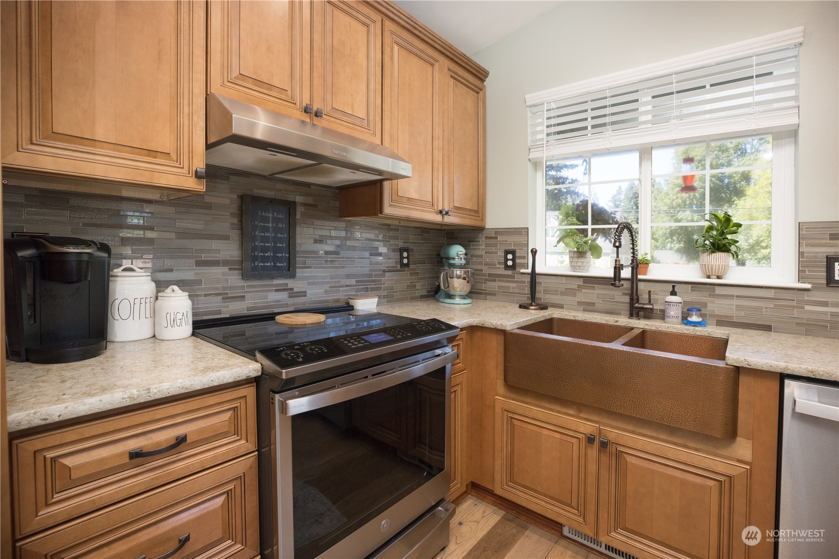 2565 Erlands Point Road NW