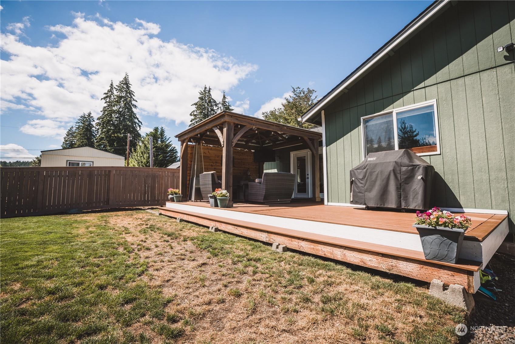 2565 Erlands Point Road NW