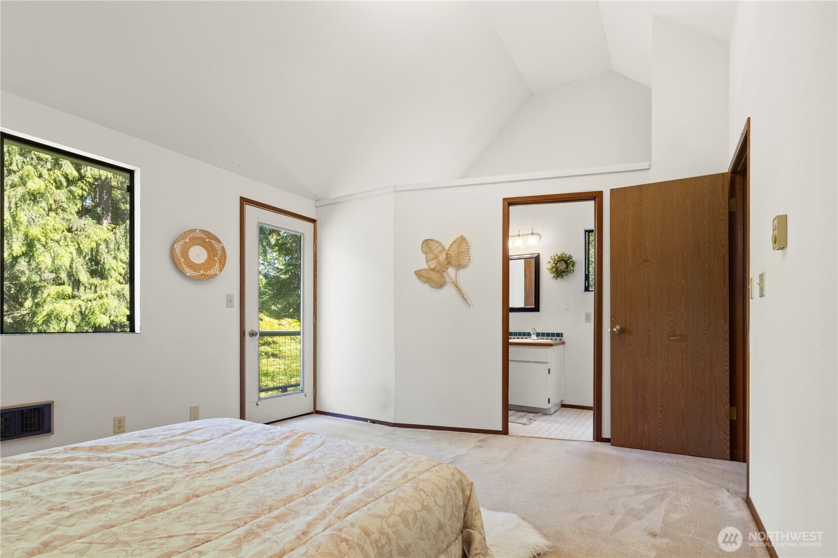 5821 NE Lincoln Road E