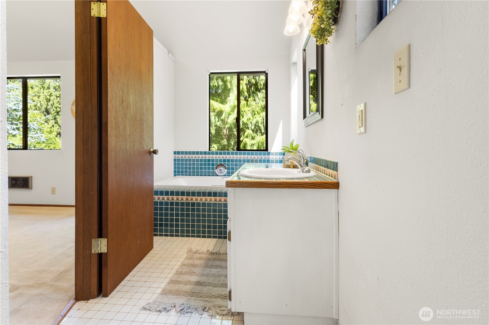 5821 NE Lincoln Road E