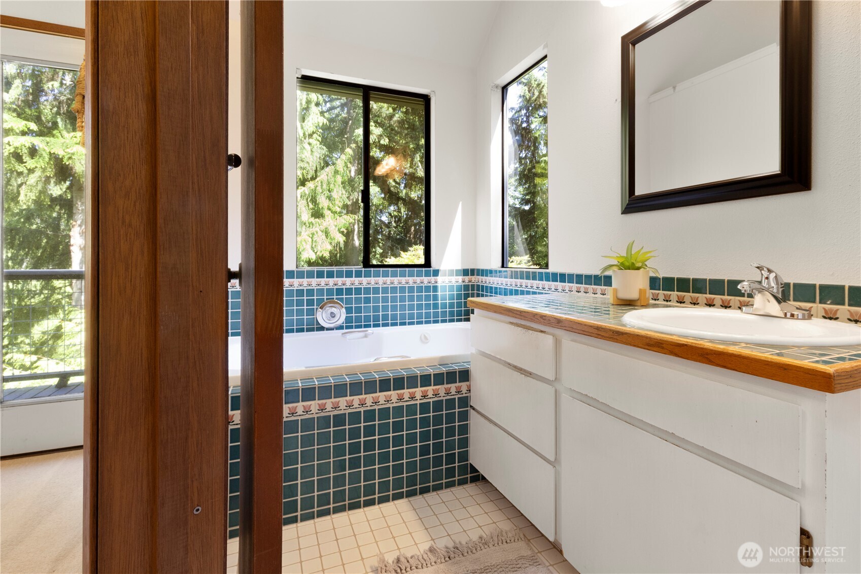 5821 NE Lincoln Road E