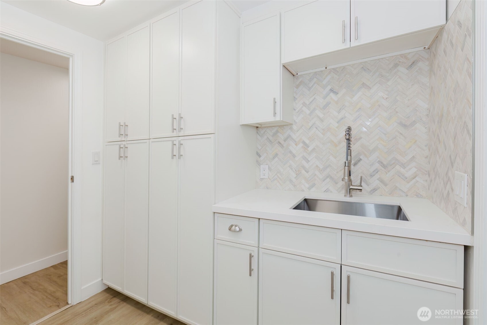 6897 Capricorn Lane NE