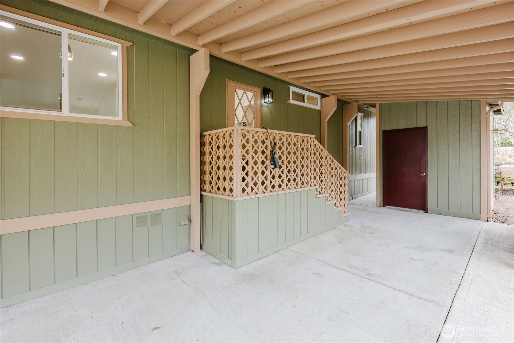 6897 Capricorn Lane NE