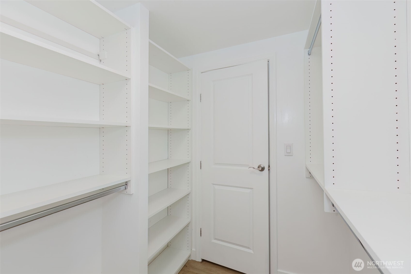 6897 Capricorn Lane NE