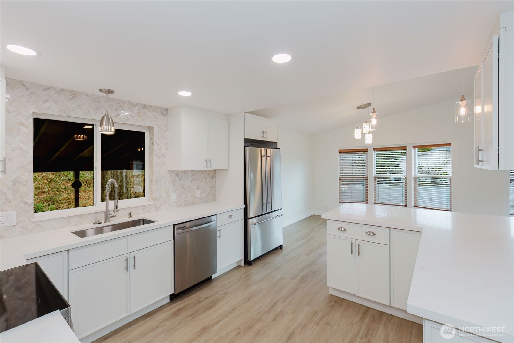 6897 Capricorn Lane NE