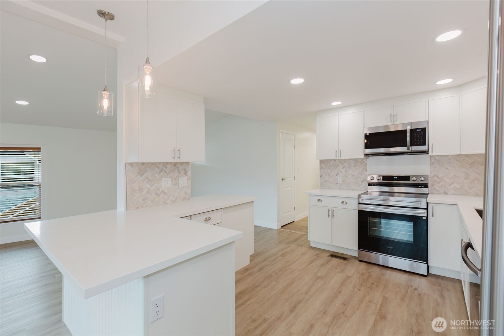 6897 Capricorn Lane NE