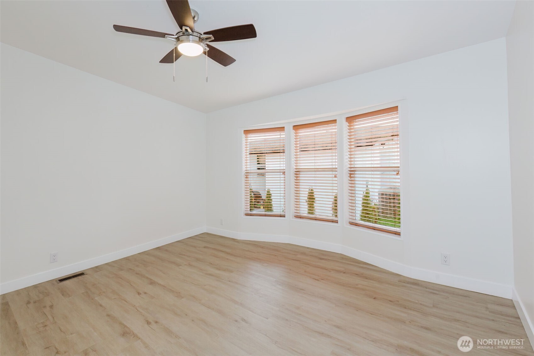 6897 Capricorn Lane NE