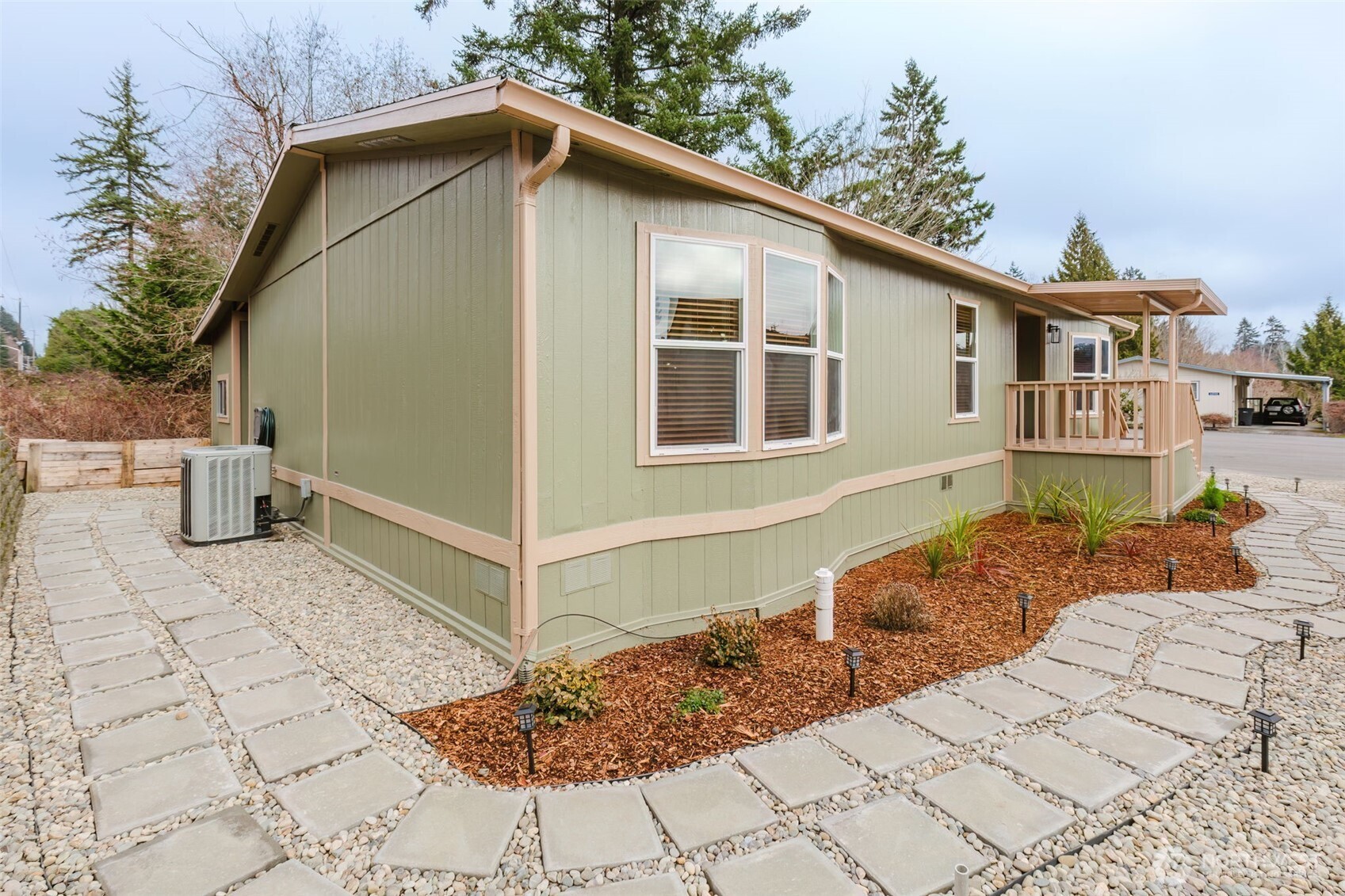 6897 Capricorn Lane NE