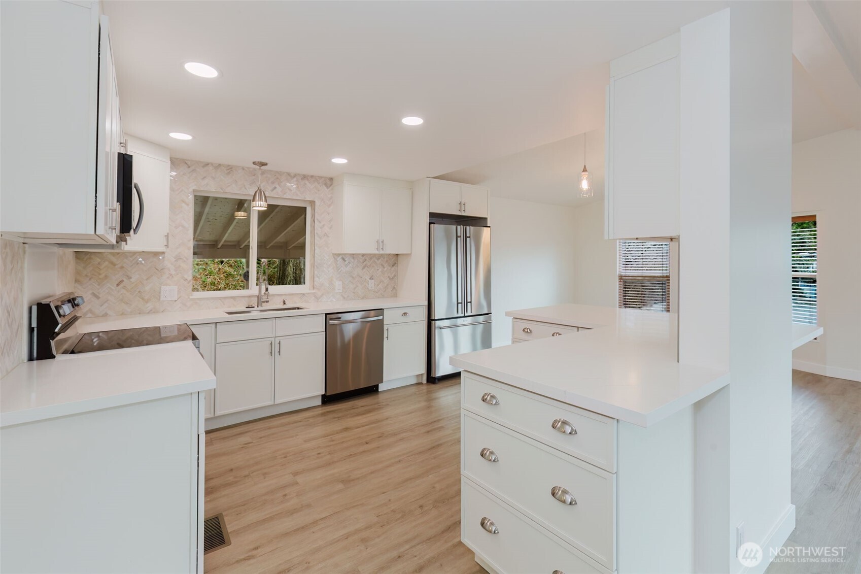 6897 Capricorn Lane NE