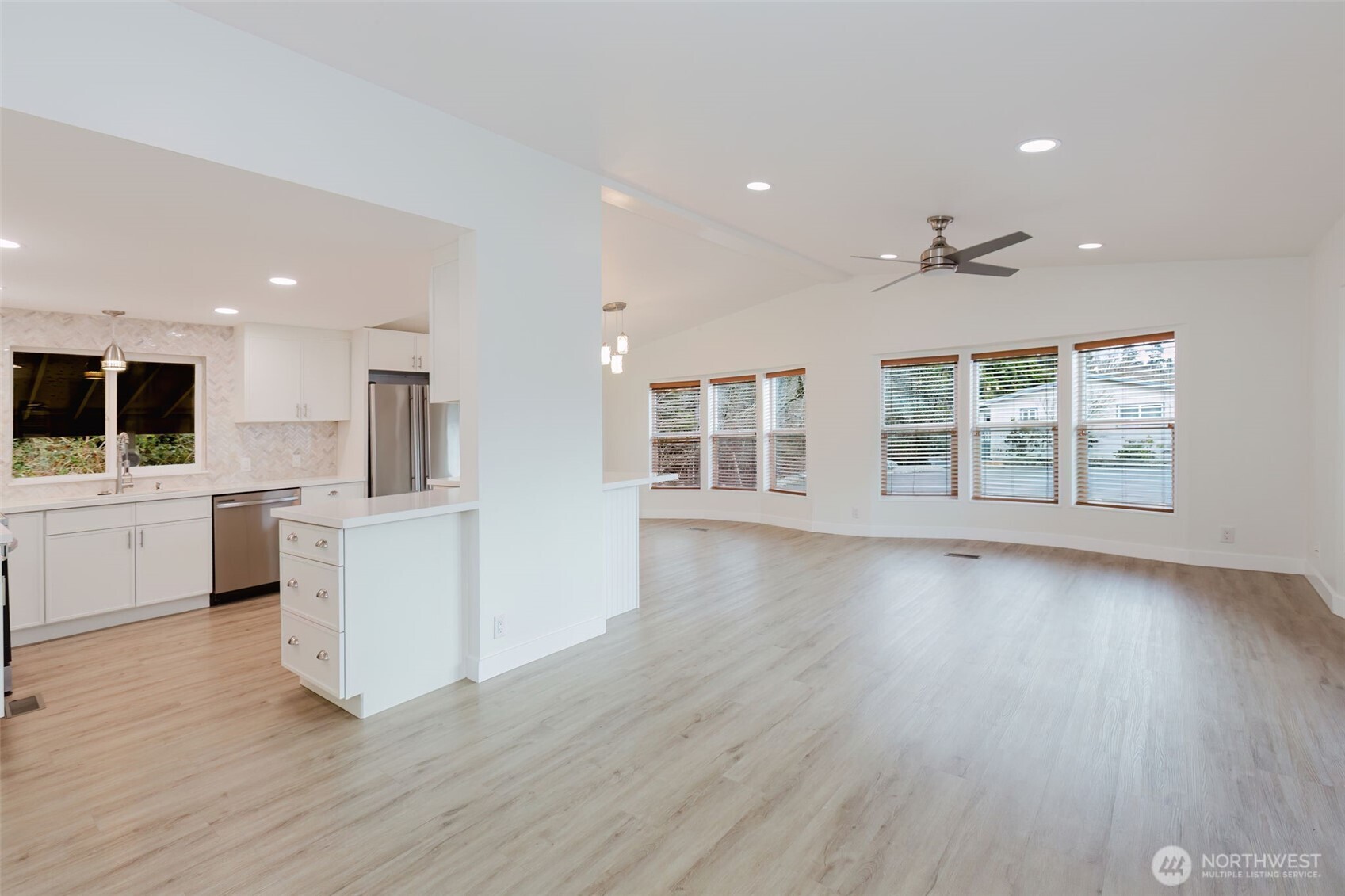 6897 Capricorn Lane NE