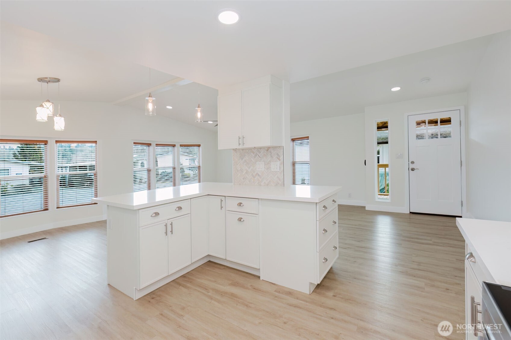 6897 Capricorn Lane NE