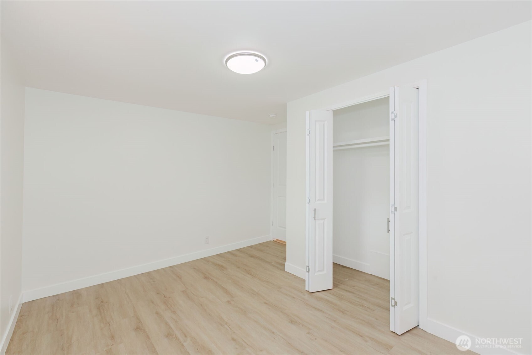 6897 Capricorn Lane NE