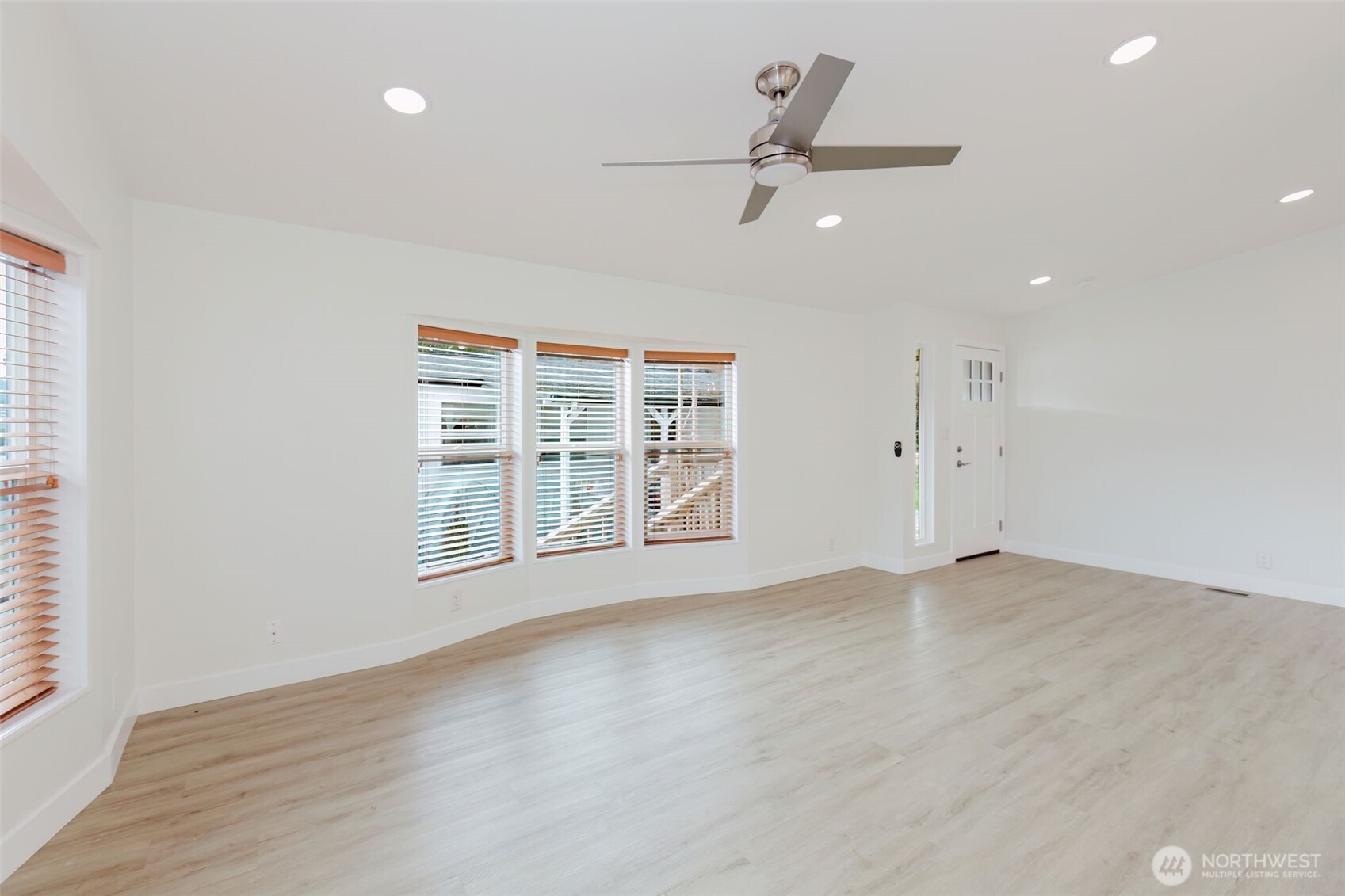 6897 Capricorn Lane NE