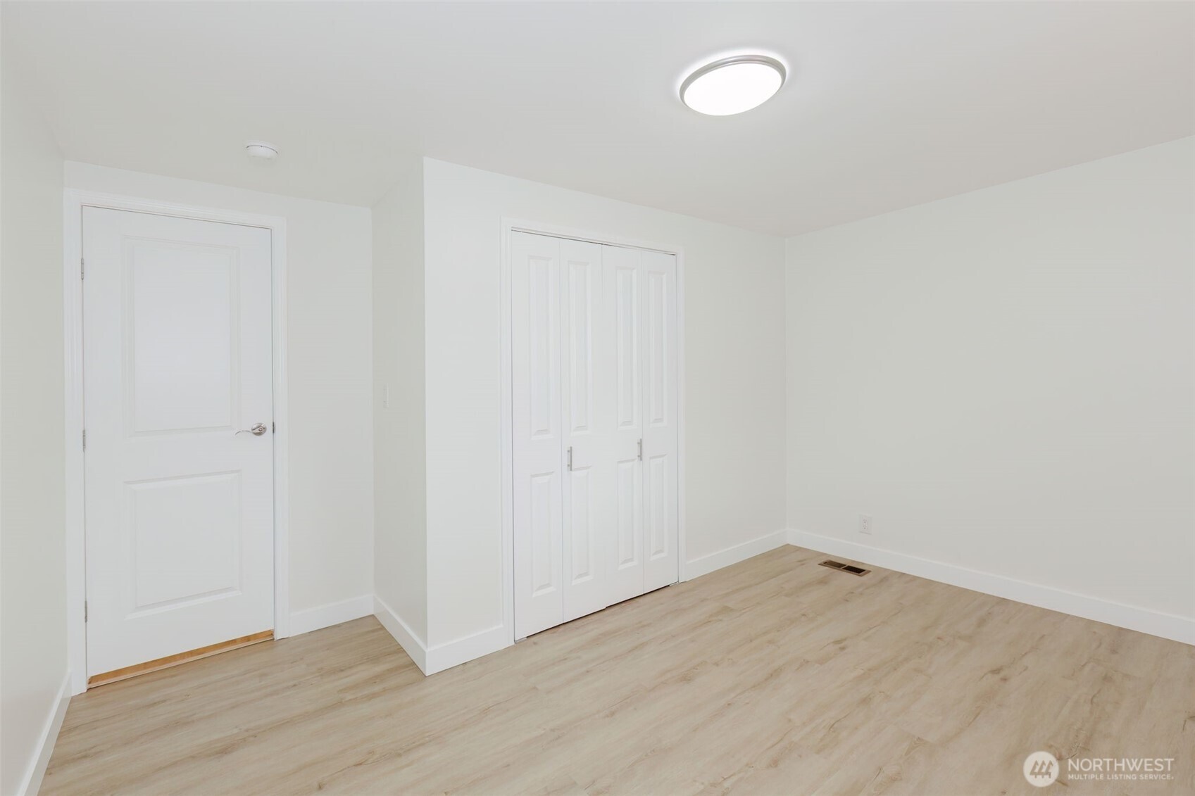 6897 Capricorn Lane NE