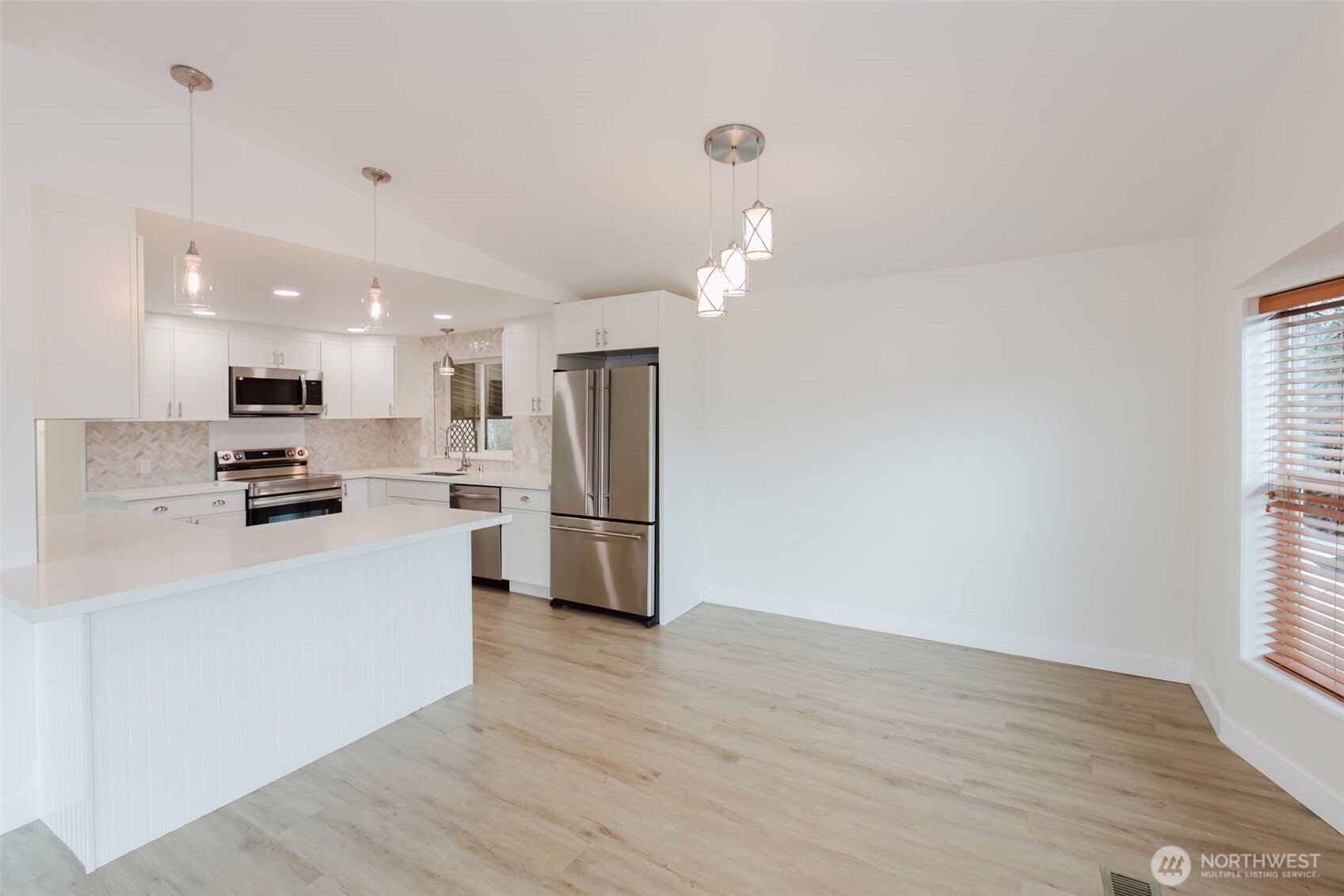 6897 Capricorn Lane NE