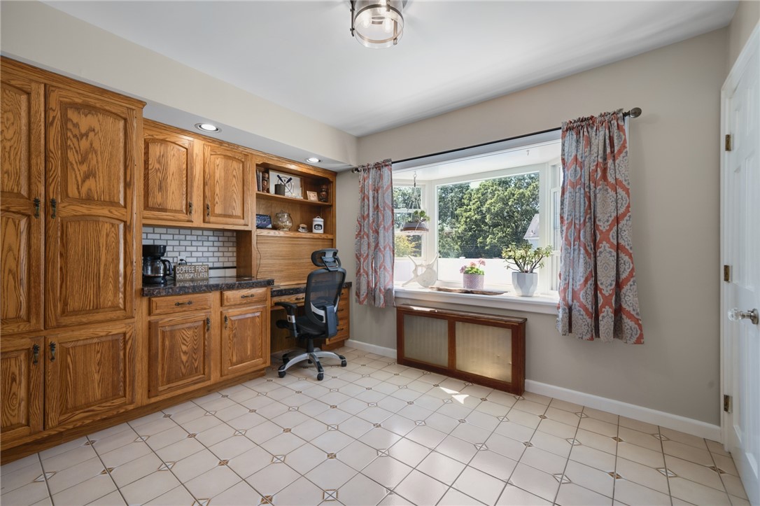 6 Colonial Drive