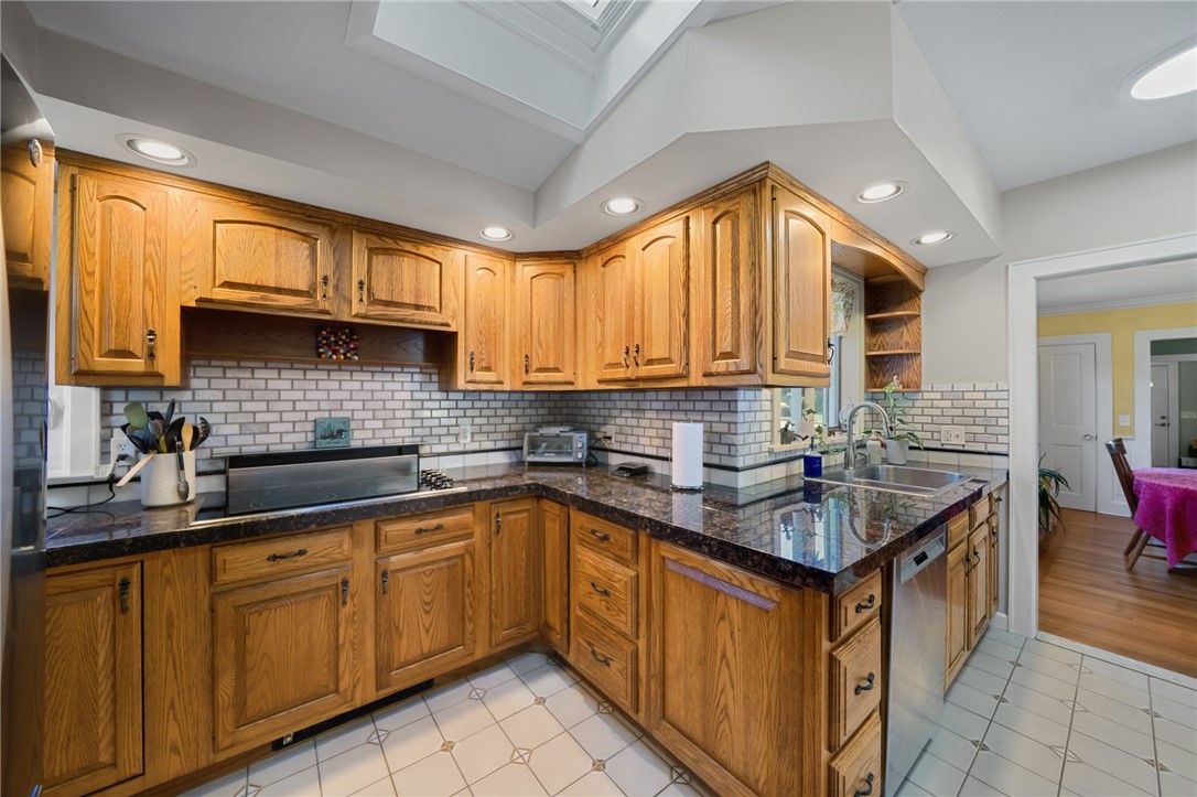 6 Colonial Drive