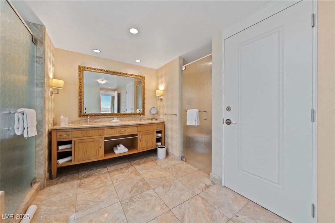 2000 North Fashion Show Drive 3307