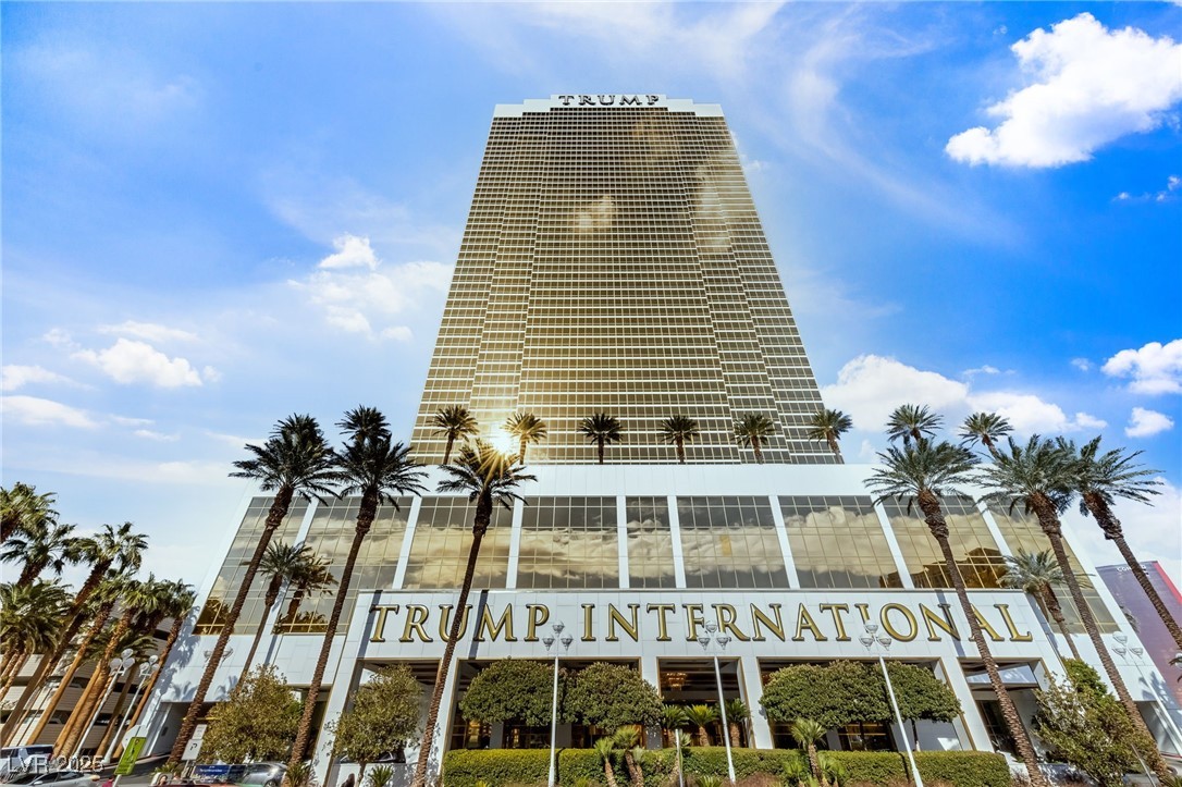 2000 North Fashion Show Drive 3307