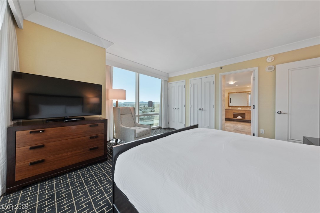 2000 North Fashion Show Drive 3307