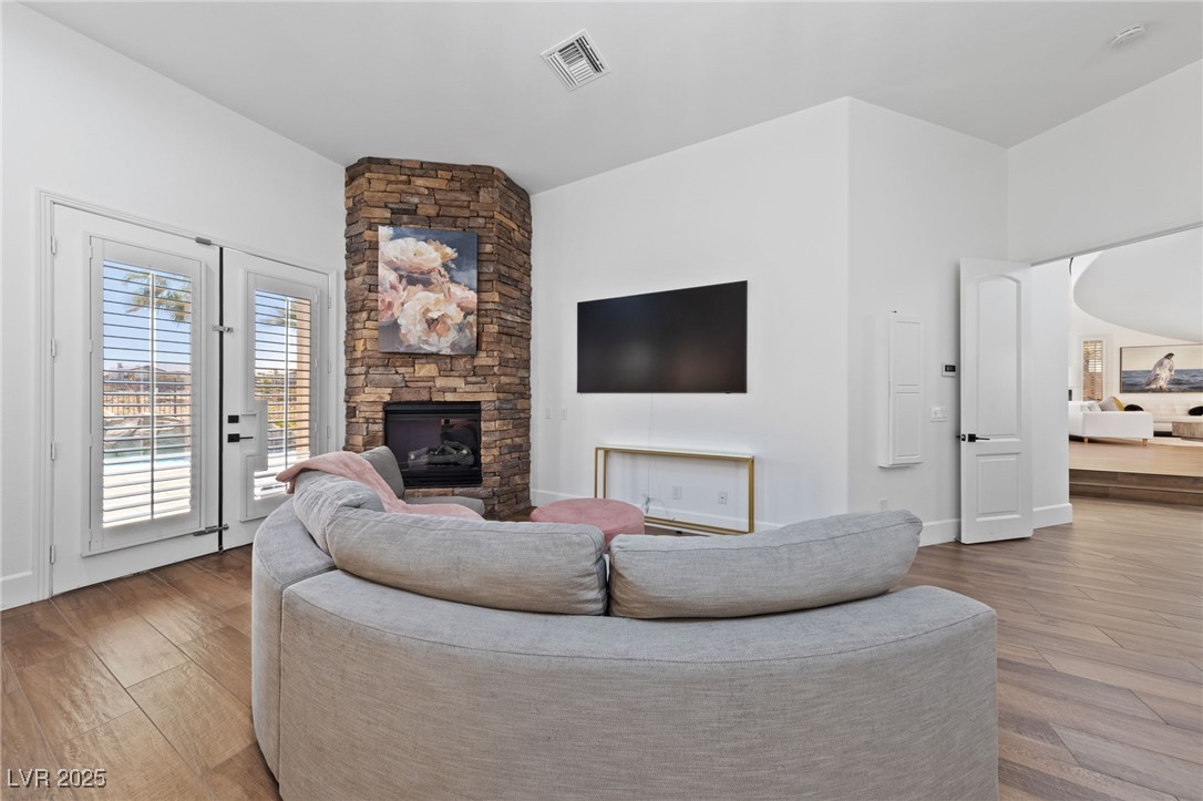 637 Edgebrook Drive