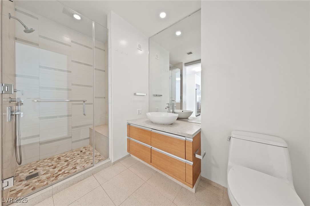 3726 Las Vegas Boulevard 3207