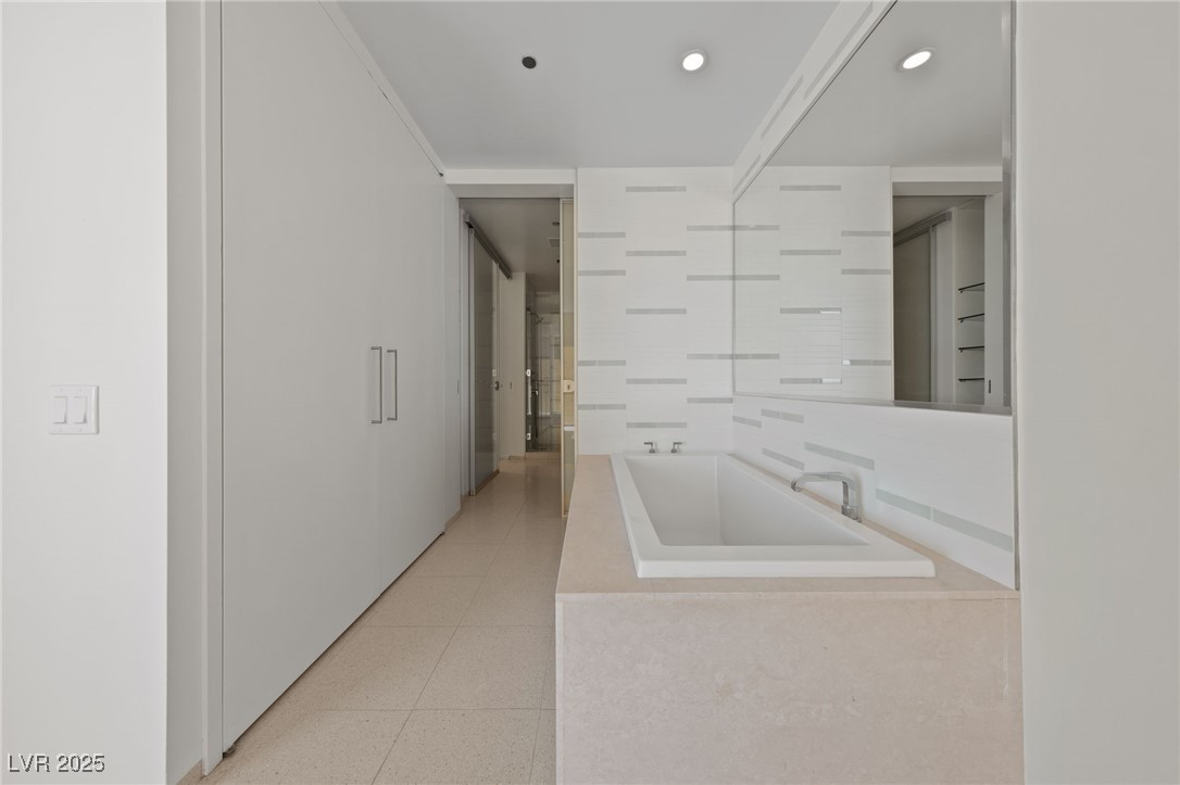 3726 Las Vegas Boulevard 3207