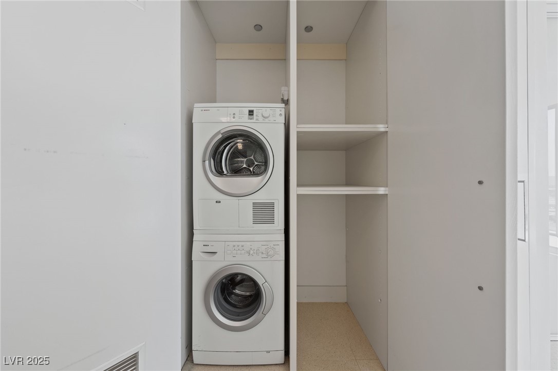 3726 Las Vegas Boulevard 3207